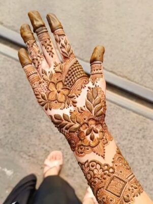 Simple Mehndi Design Front Hand suits girls of all ages