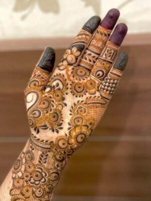 Simple Mehndi Design Front Hand uses simple floral motifs