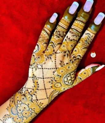 Stylish Back Hand Mehndi Design can be simple or heavy