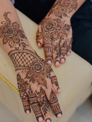 Stylish Back Hand Mehndi Design can be simple or heavy