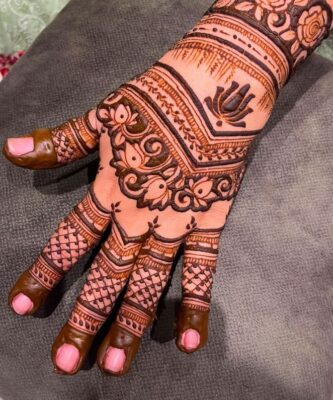 Stylish Back Hand Mehndi Design is lightweight and stylish