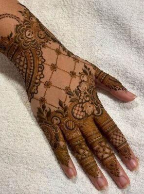 Stylish Back Hand Mehndi Design is suitable for casual functions