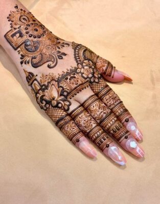 Stylish Back Hand Mehndi Design is very popular in 2026