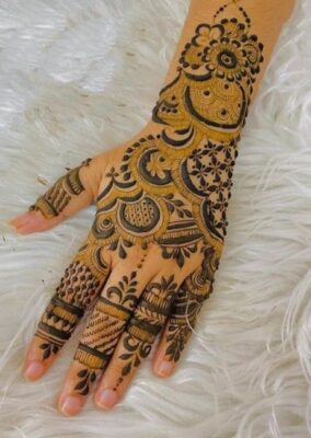 Stylish Back Hand Mehndi Design keeps hands looking stylish and attractive