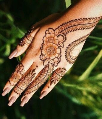 Stylish Back Hand Mehndi Design looks beautiful with minimal details