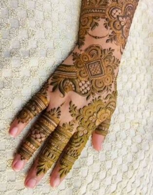 Stylish Back Hand Mehndi Design looks beautiful with simple details