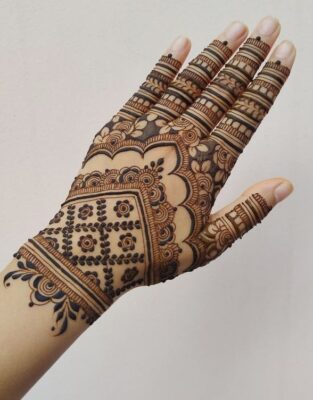 Stylish Back Hand Mehndi Design looks stunning with dark henna stain