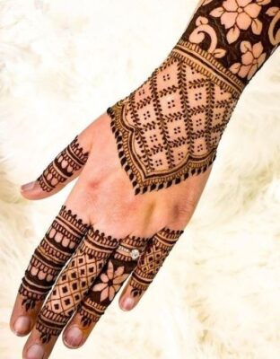 Stylish Back Hand Mehndi Design looks stunning with dark henna stain