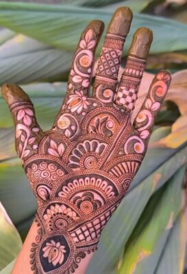 Stylish Simple Mehndi Design adds beauty to special occasions