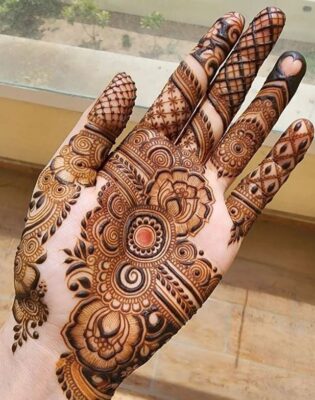 Stylish Simple Mehndi Design adds charm to festive celebrations