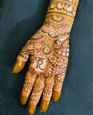 Stylish Simple Mehndi Design creates a trendy and fashionable vibe