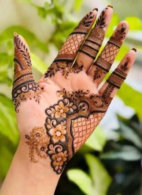 Stylish Simple Mehndi Design gives a neat and classy finish