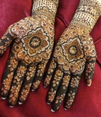 Stylish Simple Mehndi Design keeps hands looking stylish and elegant