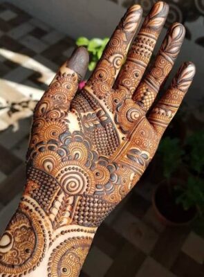 Stylish Simple Mehndi Design looks beautiful for small functions