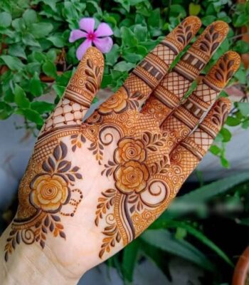 Stylish Simple Mehndi Design looks graceful on both hands