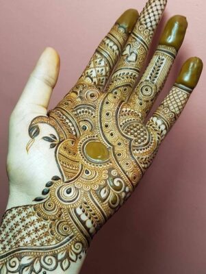 Stylish Simple Mehndi Design suits girls of all age groups