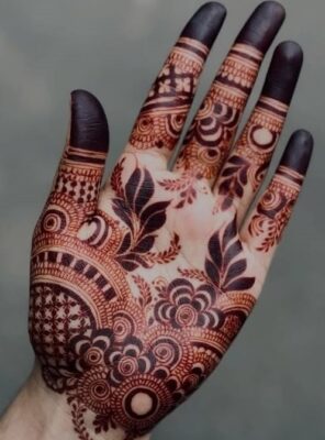 Stylish Simple Mehndi Design uses light floral and leaf patterns