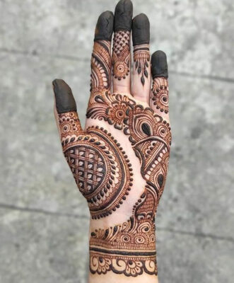 Aesthetic Mehndi Design adds beauty with fine detailing