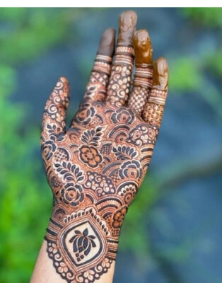 Aesthetic Mehndi Design adds charm to your style