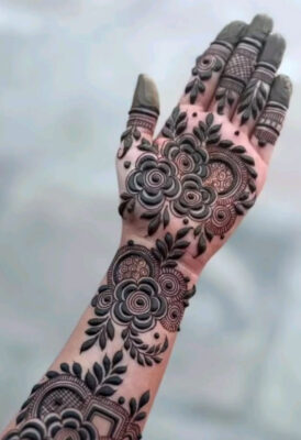 Aesthetic Mehndi Design gives a neat and clean look