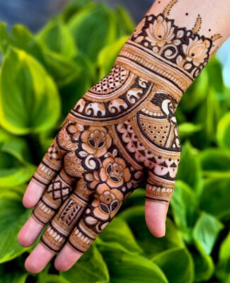 Aesthetic Mehndi Design is easy to apply and looks stunning