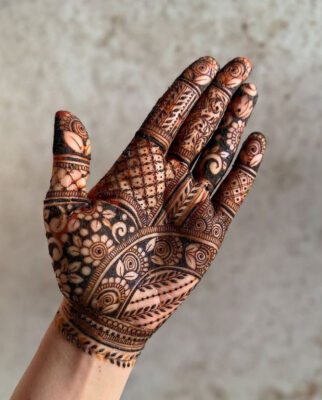 Aesthetic Mehndi Design suits both traditional and modern outfits