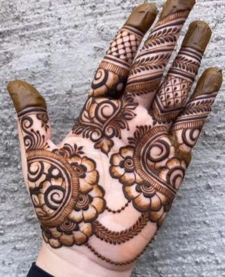 Arabic style Aesthetic Mehndi Design is very popular