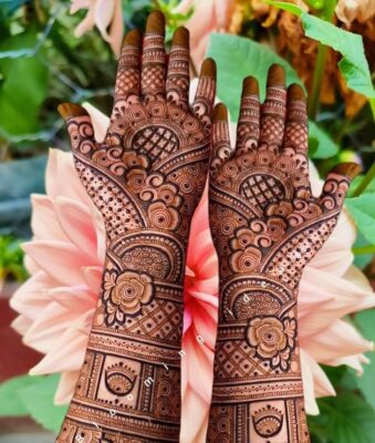 Choose Easy Mehndi Design for a quick and elegant style