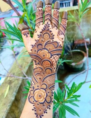 Creative Aesthetic Mehndi Design shows artistic skills