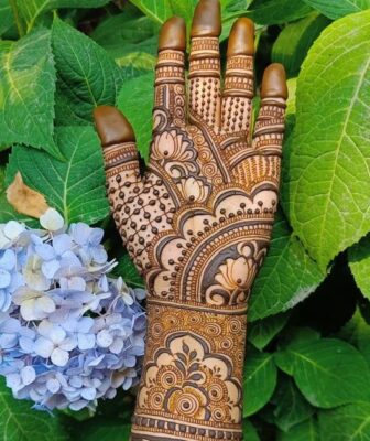 Easy Mehndi Design helps enhance the beauty of hands
