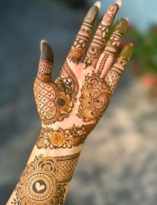 For a simple and attractive look, try Easy Mehndi Design