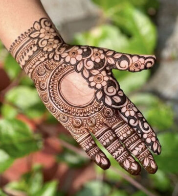 Front hand Aesthetic Mehndi Design looks very graceful