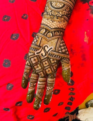Latest Simple Mehndi Designs focus on minimal and modern styles