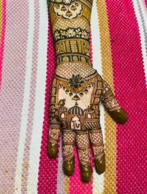 Latest Simple Mehndi Designs often include popular floral patterns