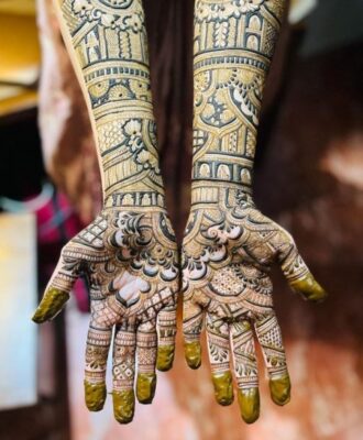 Latest Simple Mehndi Designs often include vine and leaf patterns