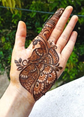 Minimal Aesthetic Mehndi Design is loved by young girls
