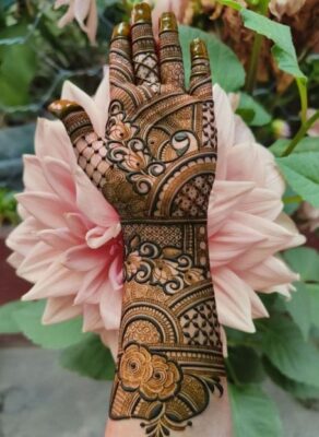 Stylish Aesthetic Mehndi Design attracts everyone’s attention