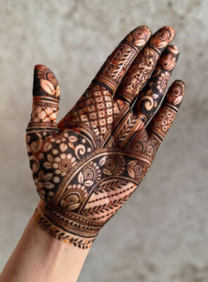 A Simple Mehndi Design can be customized easily