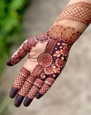 A Simple Mehndi Design gives a stylish appearance