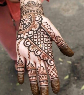 A Simple Mehndi Design is perfect for small celebrations