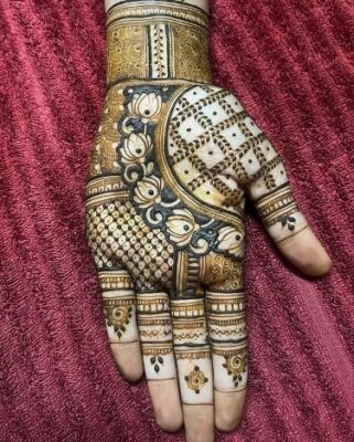 A Simple Mehndi Design looks elegant and neat