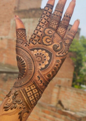 A Simple Mehndi Design makes hands look attractive