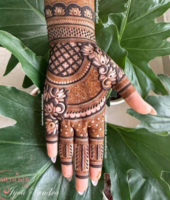 Artists create Simple Mehndi Design with fine lines