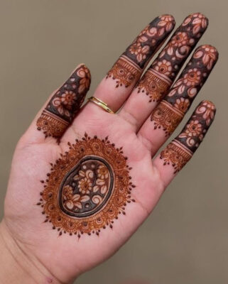 Easy Mehndi Design combining tradition and modernity