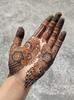 Easy Mehndi Design for back-hand beauty enhancement