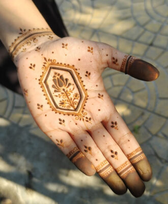 Easy Mehndi Design suitable for girls of all ages