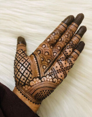 Easy Mehndi Design that can be applied quickly