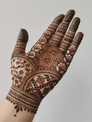 Easy Mehndi Design with creative and unique elements