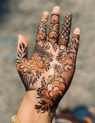 Easy Mehndi Design with elegant flower patterns