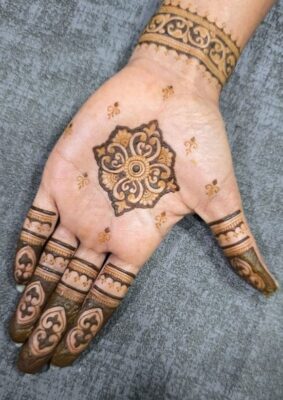 Easy Mehndi Design with minimal and graceful details